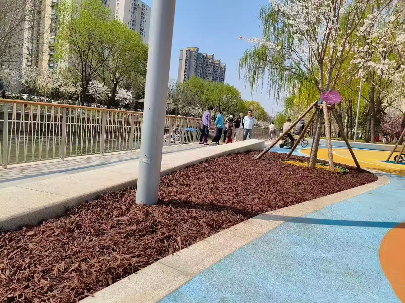 Colored organic mulch